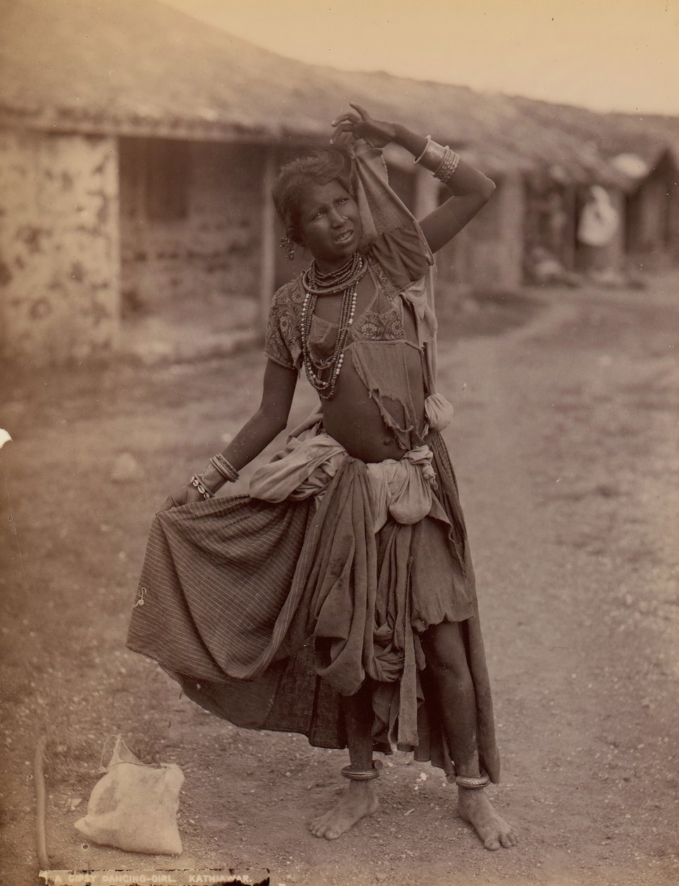 Eine Zigeunertänzerin, Kathiawar, ca. 1915 von E. Taurines