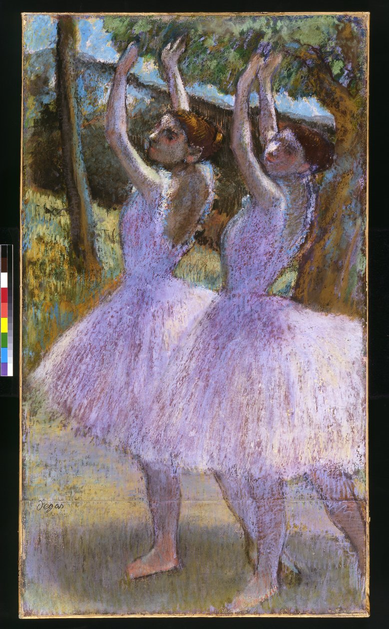 Tänzerinnen in violetten Kleidern, Arme erhoben, ca. 1900 von Edgar Degas