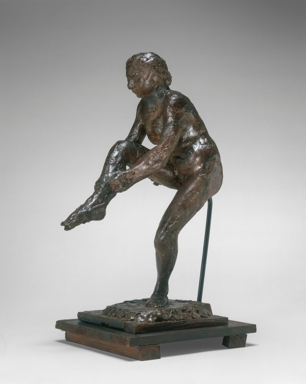 Tänzerin zieht ihren Strumpf an, 1890er-1911 von Edgar Degas