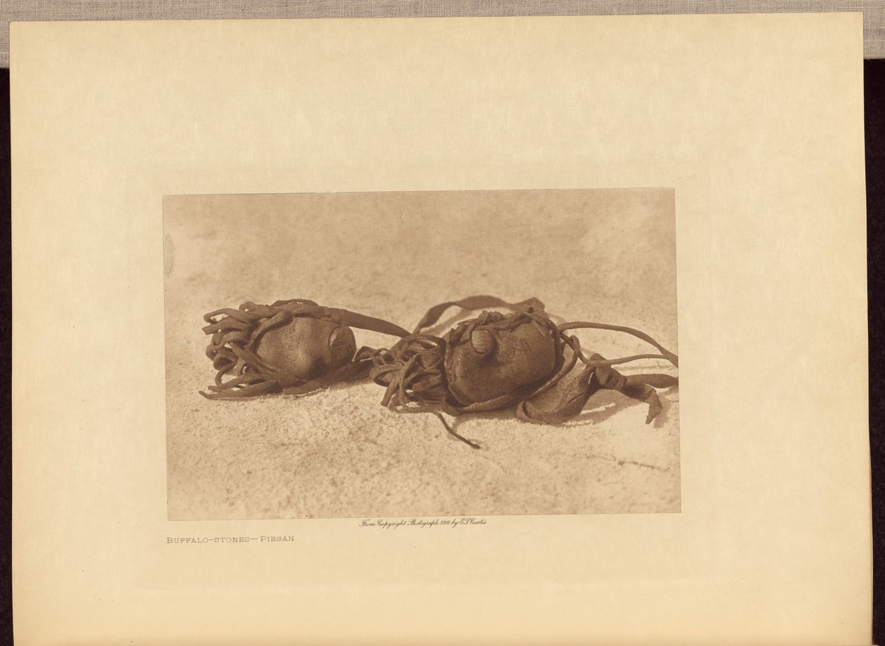 Büffelsteine - Piegan von Edward S. Curtis