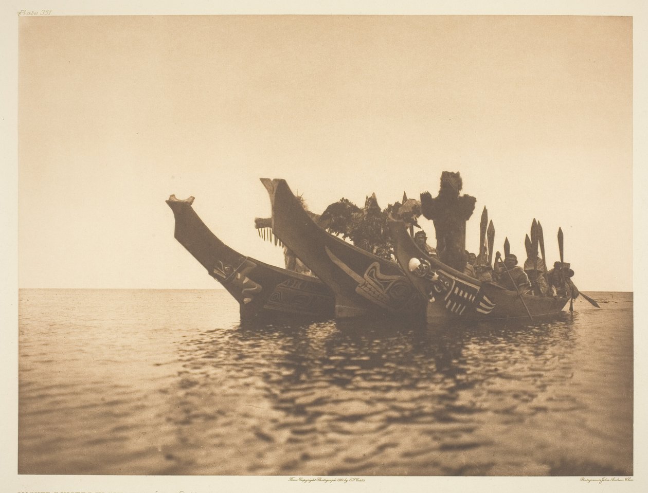 Maskierte Tänzer in Kanus-Qagyuhl A von Edward S. Curtis