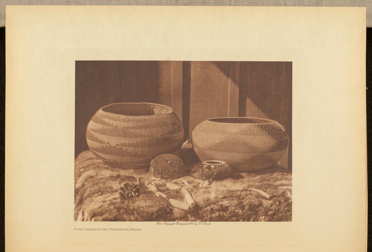 Pomo-Körbe und Magnesit-Perlen von Edward S. Curtis