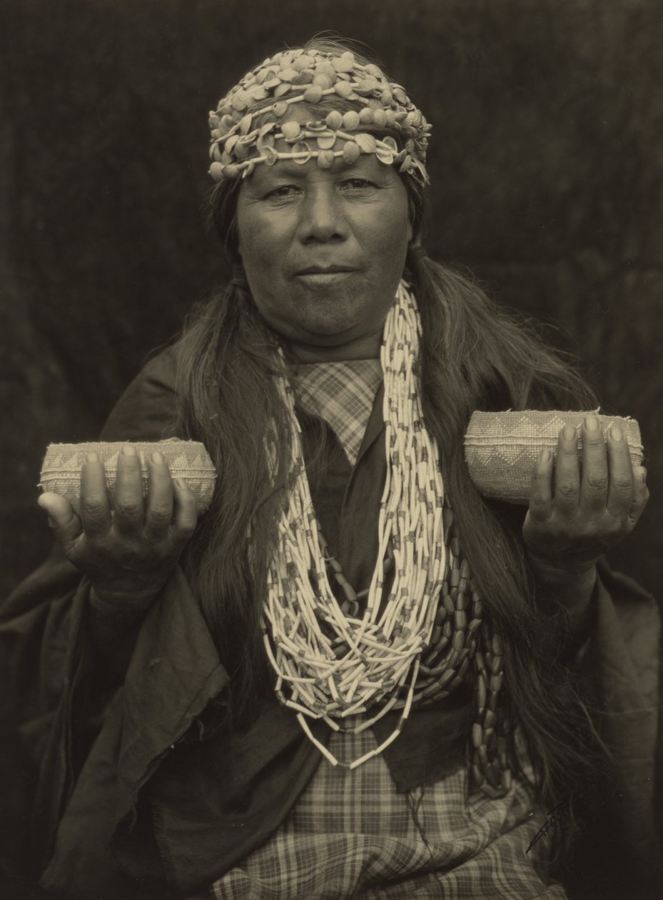Susie Little - Hoopa Medizin-Frau von Edward S. Curtis