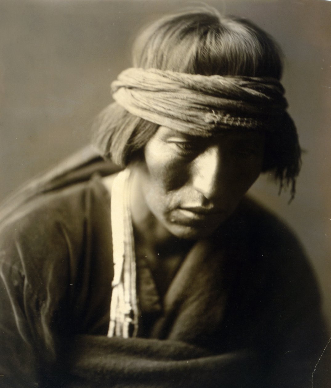 Hastobiga, Navaho-Medizinmann von Edward Sheriff Curtis