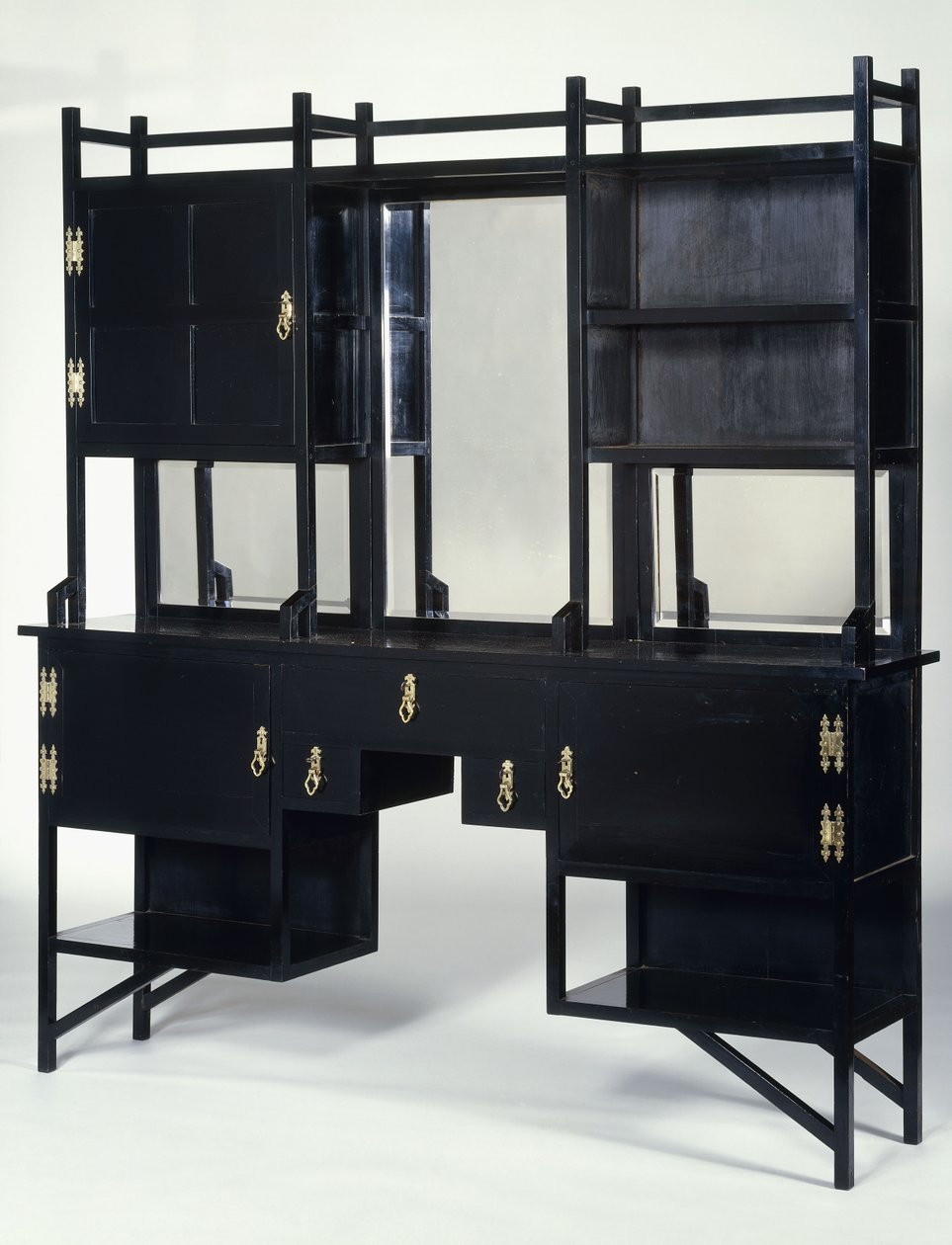 Ein William Watt ebonisierter Seitenschrank von Edward William Godwin