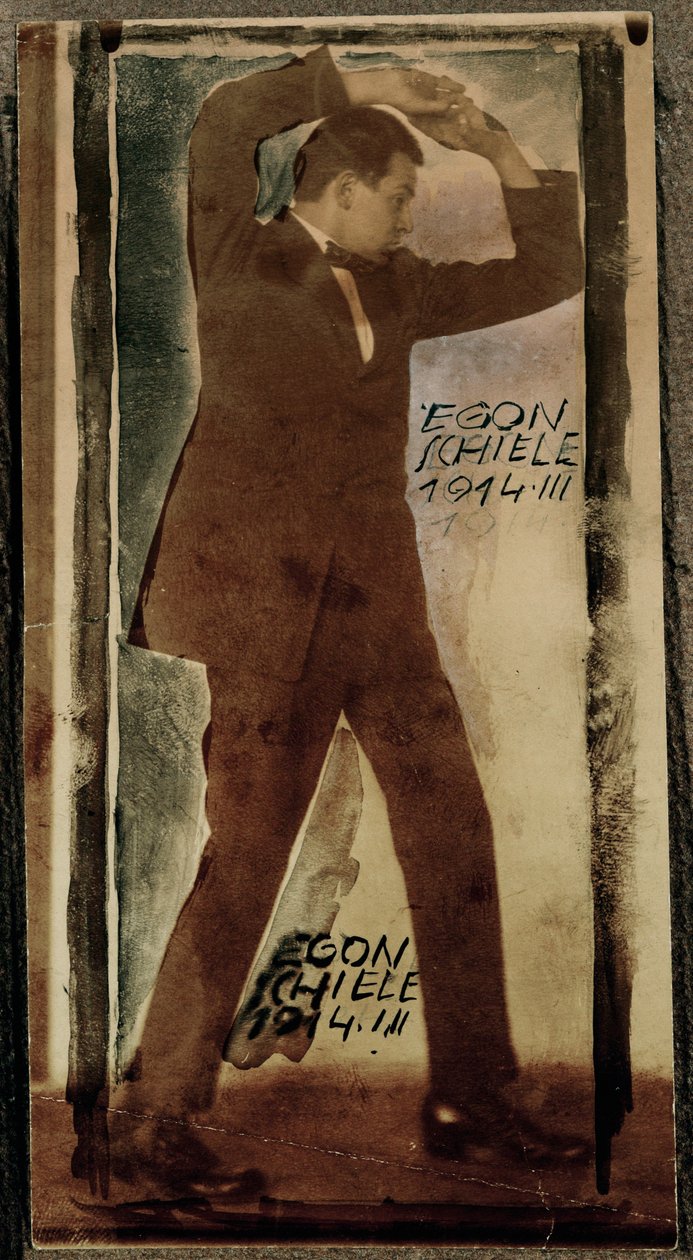 Egon Schiele mit erhobenen Armen von Egon Schiele