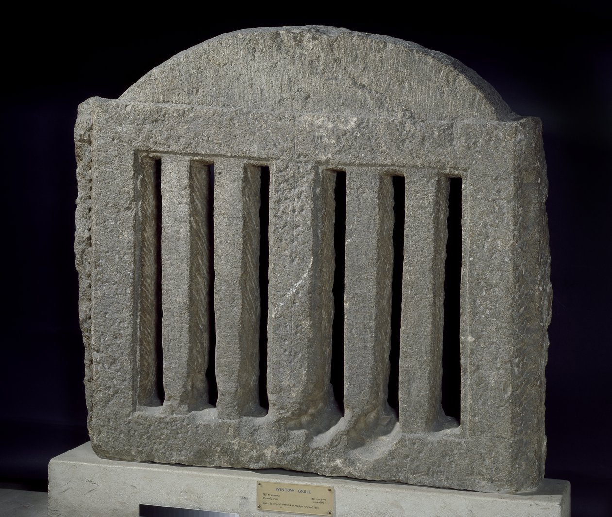 Kalkstein-Gitter für ein Fenster von Egyptian 18th Dynasty