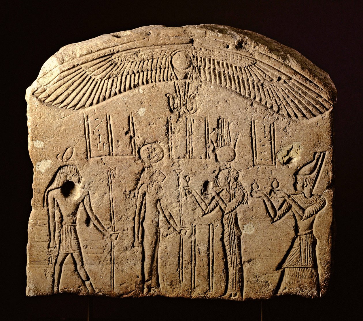 Basreliefstele mit einer Opferszene, ein Pharao mit der Göttin Sachmet und dem Gott Heka, ca. 200-100 v. Chr. von Egyptian Ptolemaic Period