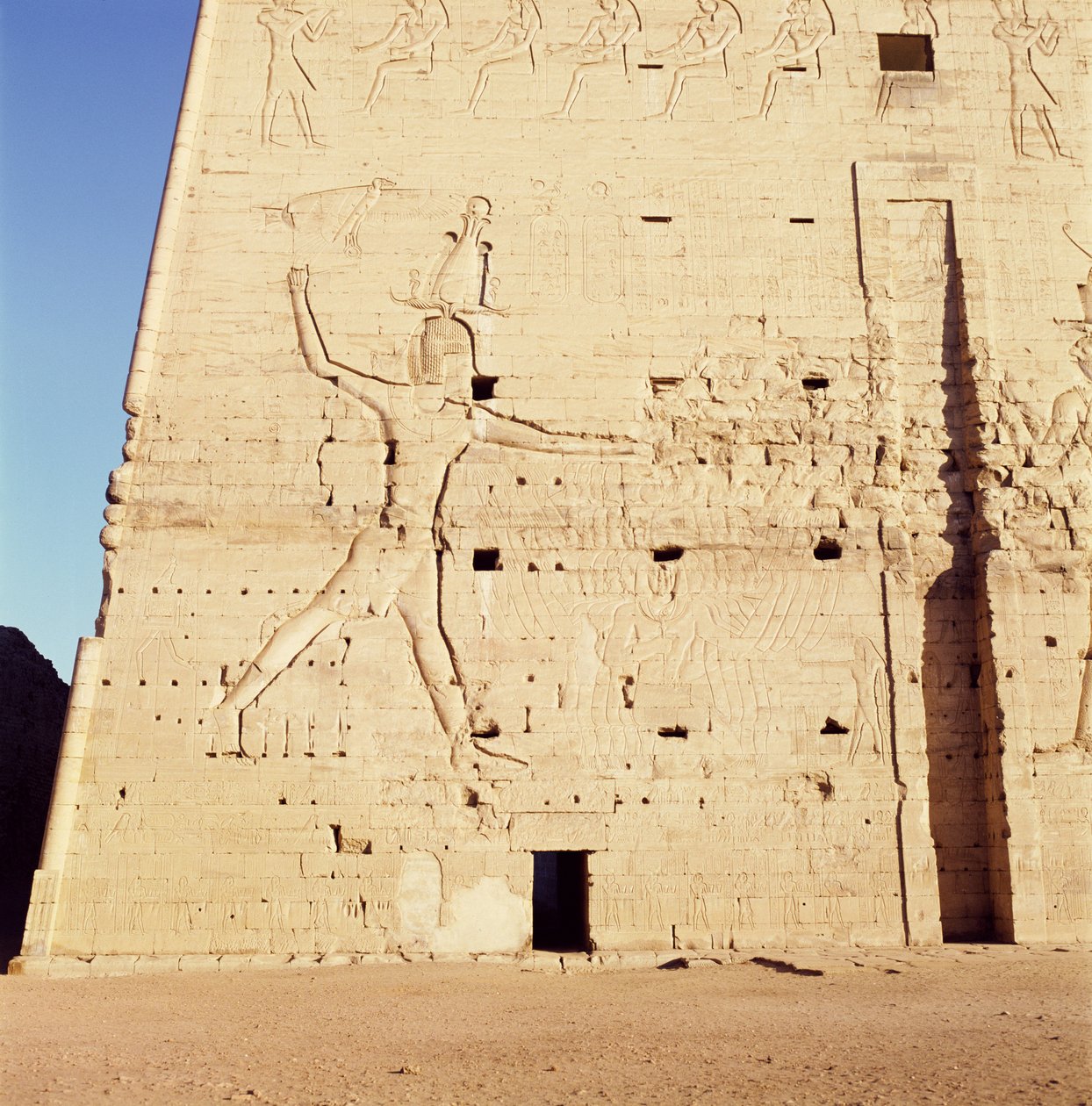Ptolemaios XII. (ca. 112-51 v. Chr.) schlägt seine Feinde, vom Eingangspylon des Tempels von Horus von Egyptian Ptolemaic Period