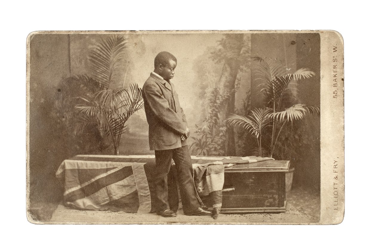 Jacob Wainwright mit Livingstones Sarg, London, 1874 (Albuminabzug) von Elliott und Fry Studio