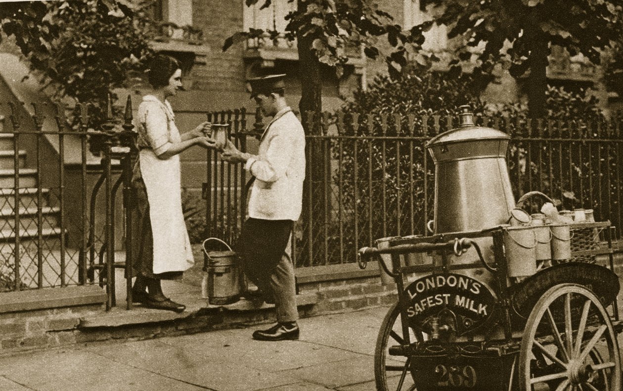 Ein Milchmann aus Nord-London und sein dreirädriger Wagen von English Photographer