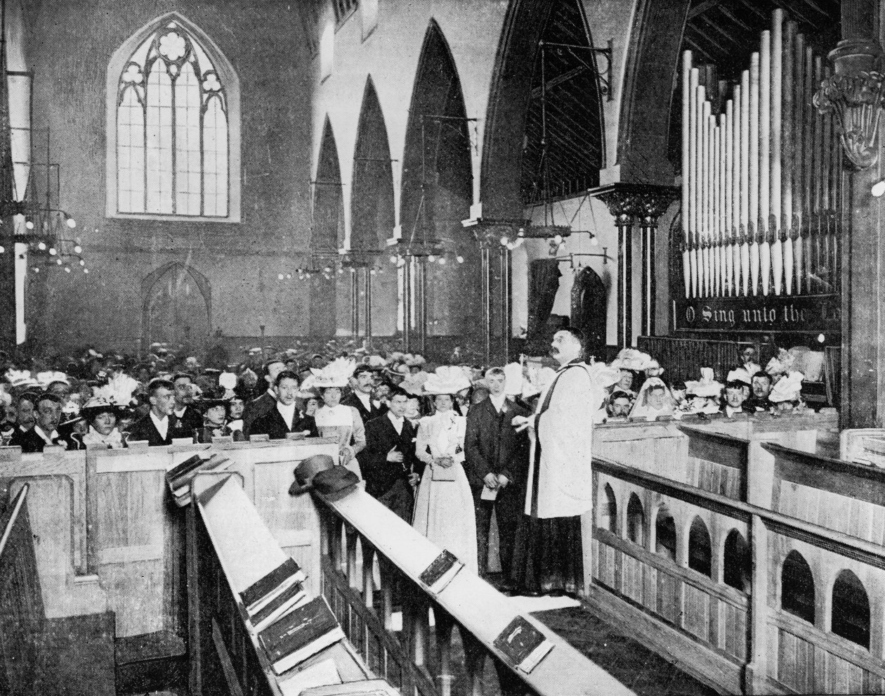 Eine Hochzeit von zehn Paaren in Walworth von English Photographer