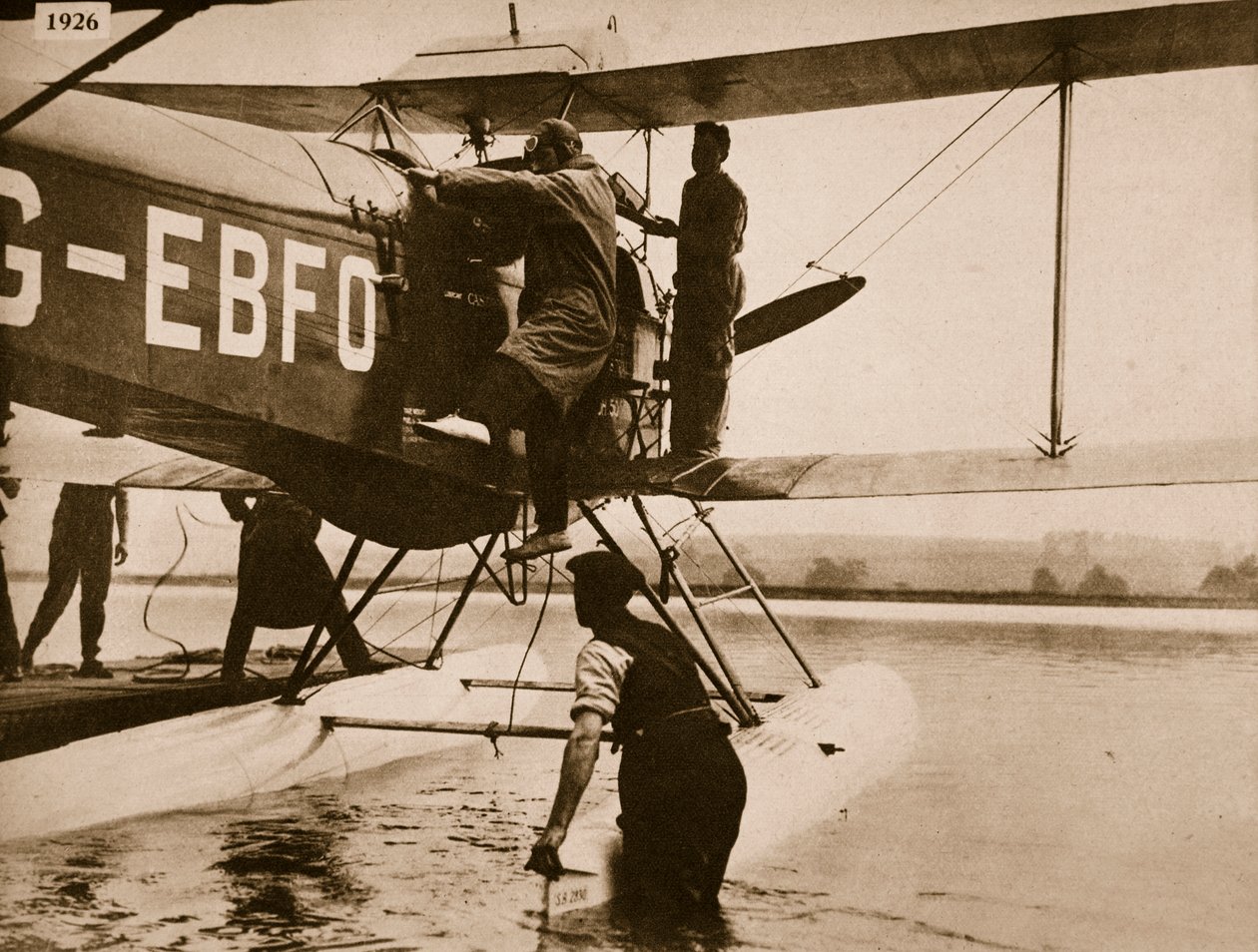 Alan Cobham steigt in sein Flugzeug, bevor er nach Australien aufbricht, Rochester, 1926 von English Photographer