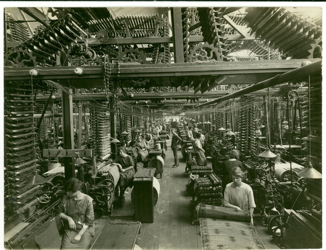 Axminster-Weberei, Teppichfabrik, 1923 von English Photographer