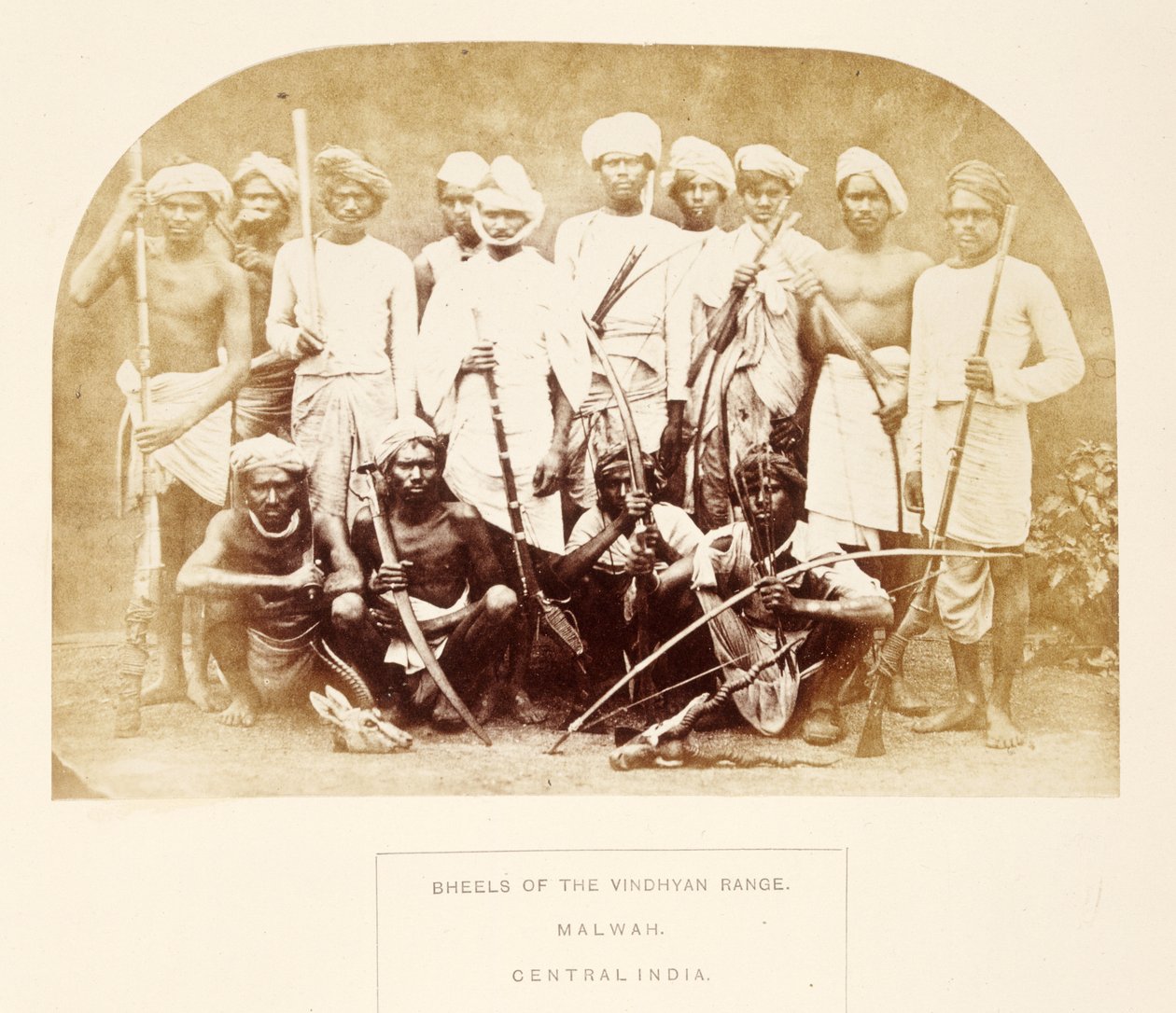 Bheels des Vindhyan-Gebirges, Malwah, Zentralindien, aus The People of India, von J. Forbes Watson, veröffentlicht 1868 von English Photographer