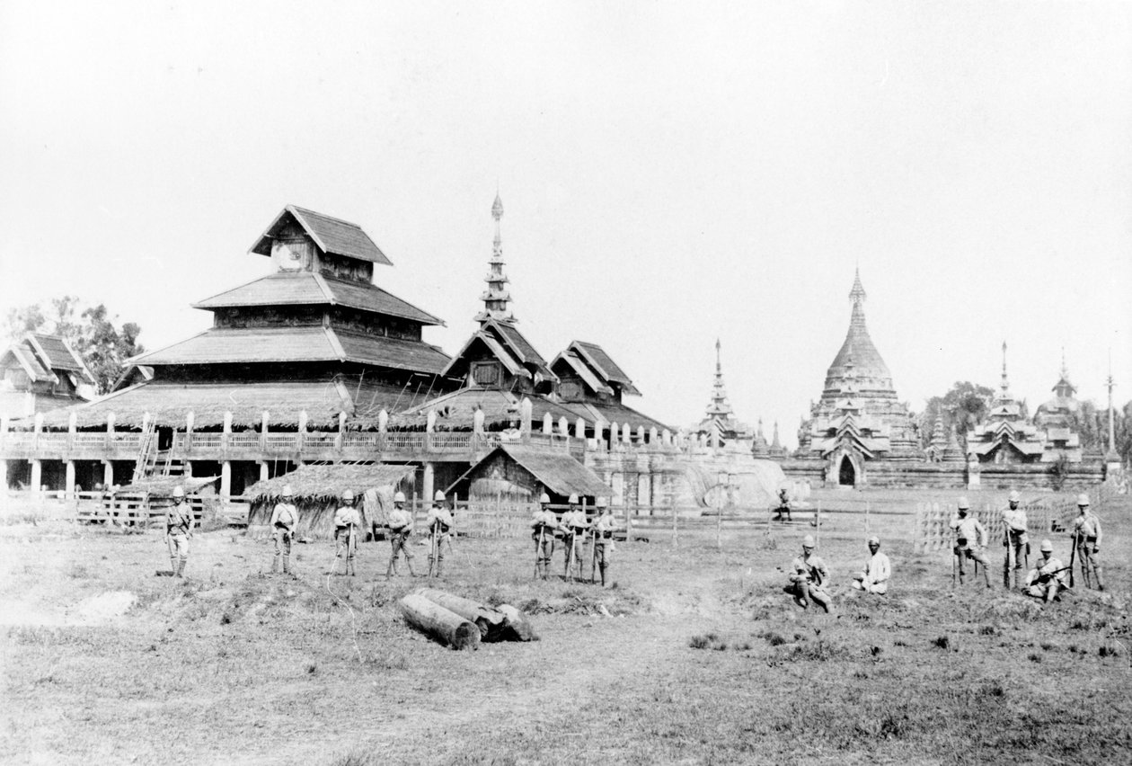 Britische Soldaten vor dem Wuntho-Palast und dem buddhistischen Kloster von English Photographer