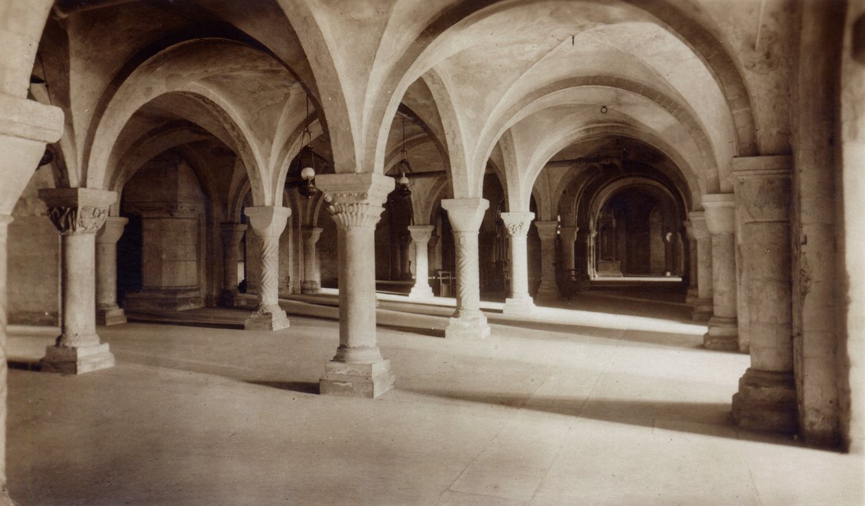 Krypta in der Kathedrale von Canterbury, ca. 1920 von English Photographer
