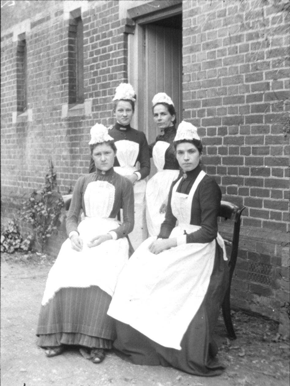 Vier Hausmädchen von English Photographer