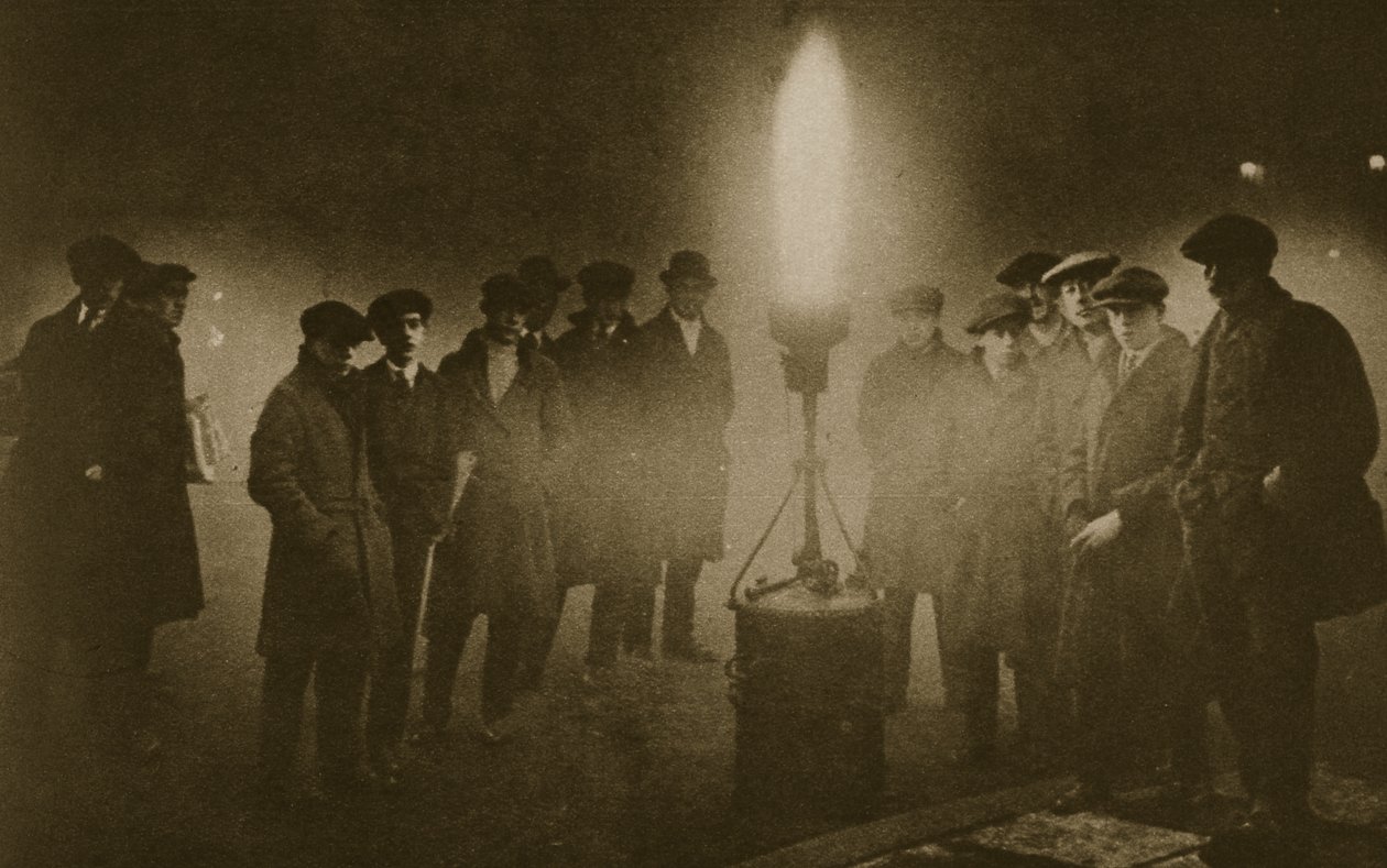 Versammlung um eine Acetylenfackel an einem Verkehrskontrollpunkt im Nebel von English Photographer