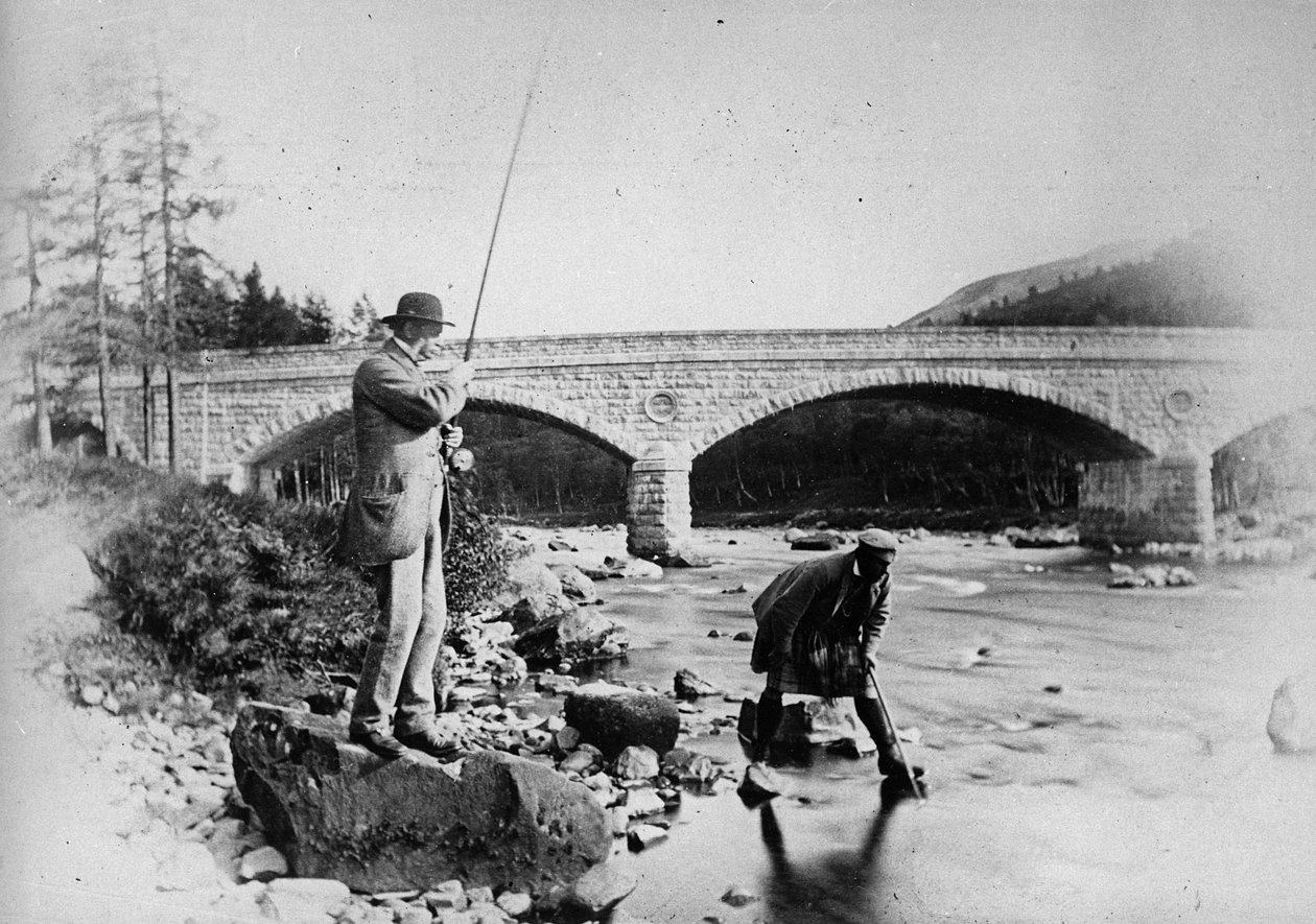 General Grey beim Angeln an der Dee-Brücke, ca. 1892 von English Photographer