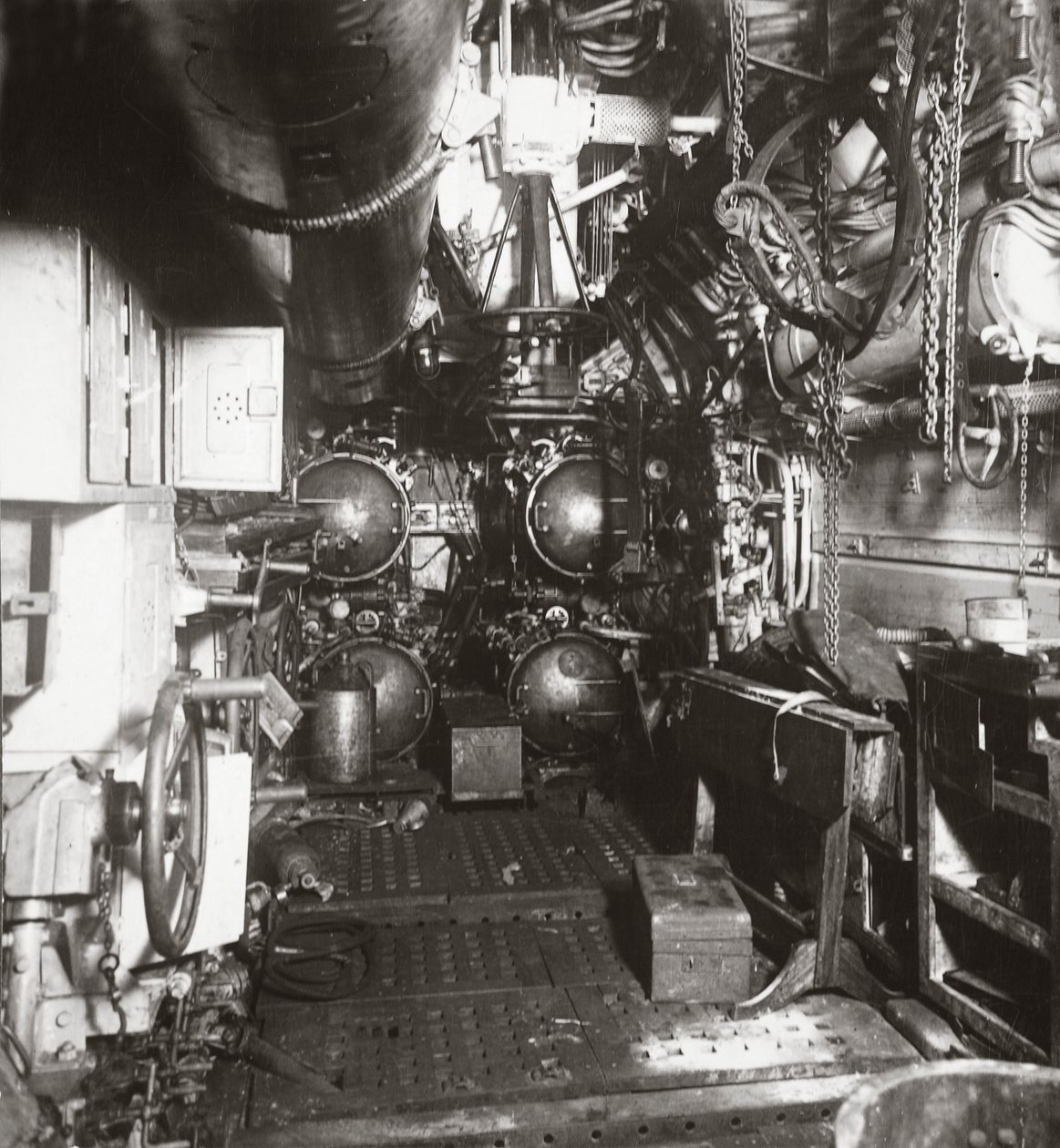 Innenraum des vorderen Abteils von U-Boot 135 mit Torpedo und vier Torpedorohren von English Photographer
