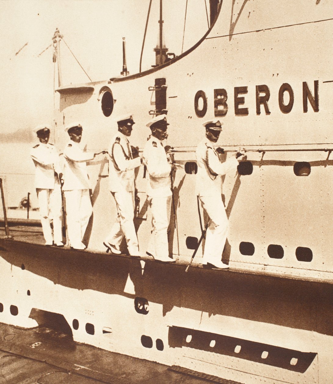 König Edward VIII. an Bord eines U-Boots, macht seinen Weg um den Kommandoturm der H.M.S. Oberon von English Photographer