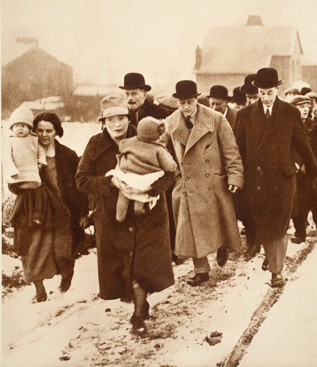 König Edward VIII. geht durch den Schnee in Winlaton von English Photographer