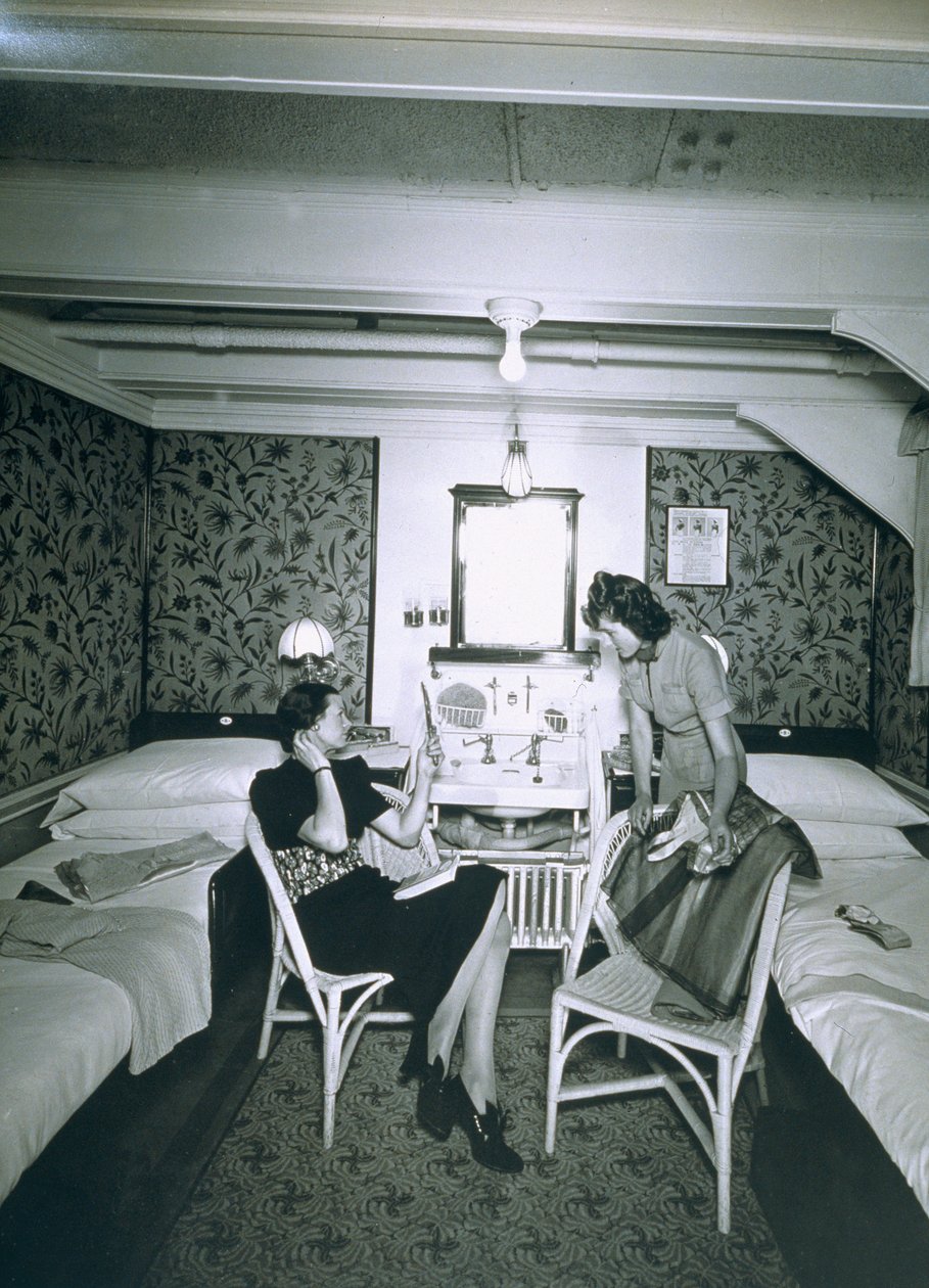 Dienstmädchen hilft ihrer Herrin beim Ausziehen an Bord der RMS Scythia von English Photographer
