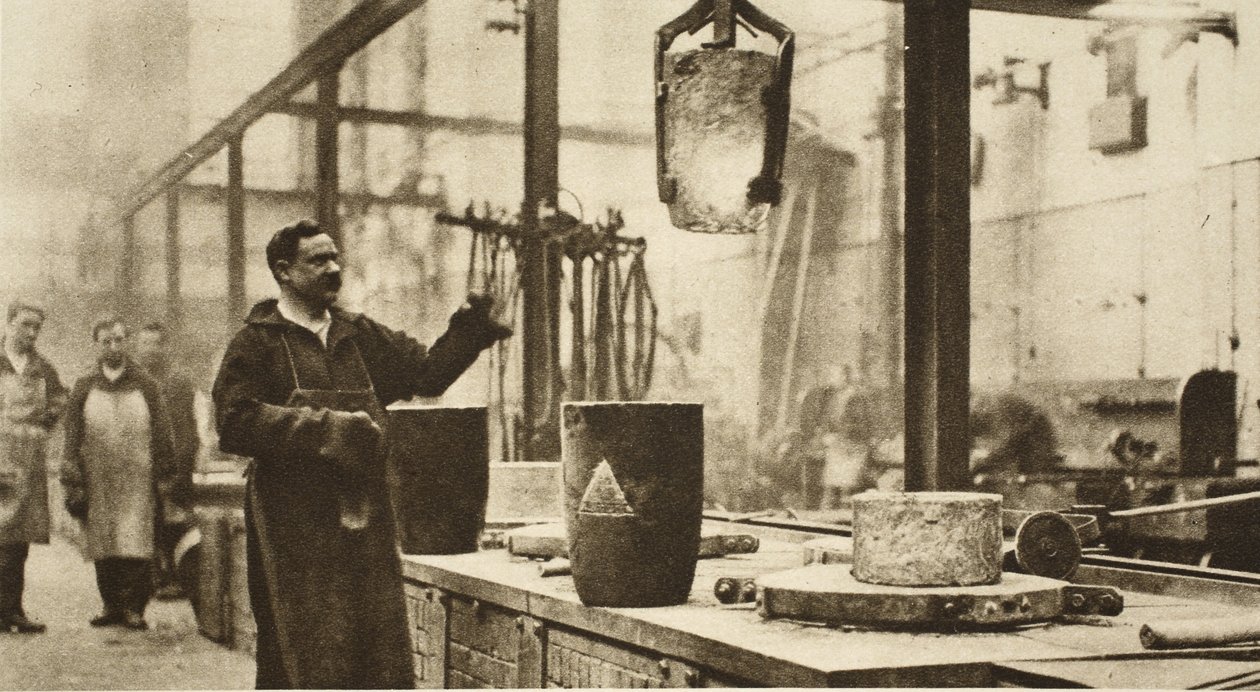 Geldherstellung: Töpfe mit flüssigem Metall im Schmelzraum von English Photographer
