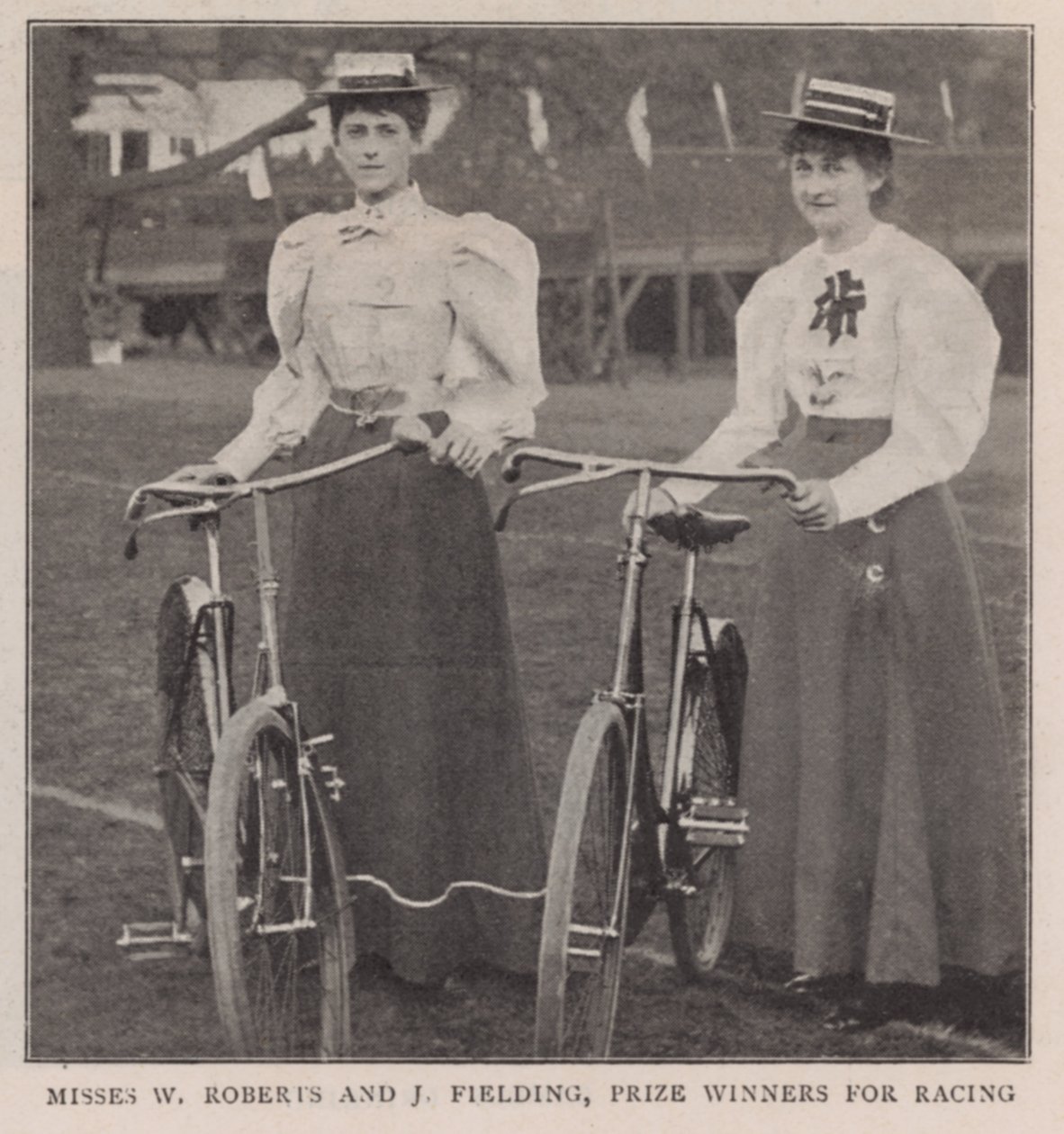 Fräulein W. Roberts und J. Fielding, Preisträgerinnen für Rennen von English Photographer