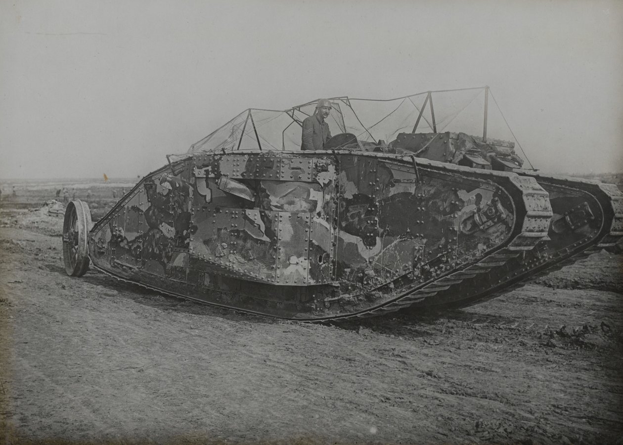 Mk 1 Panzer während des Trainings in Elveden, Suffolk, 1916 von English Photographer