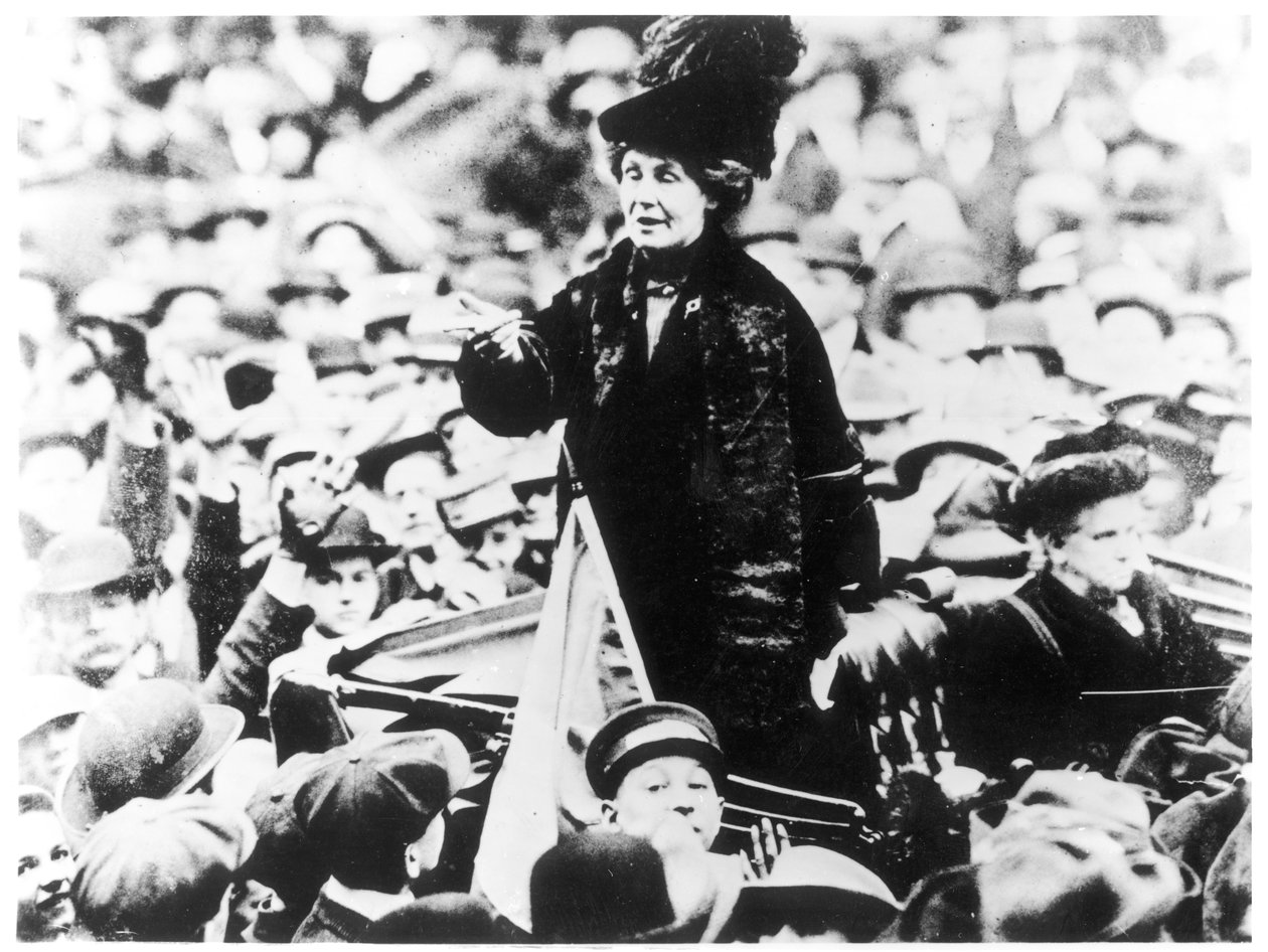 Mrs. Emmeline Pankhurst (1857-1928) spricht zu einer Menge in New York von English Photographer