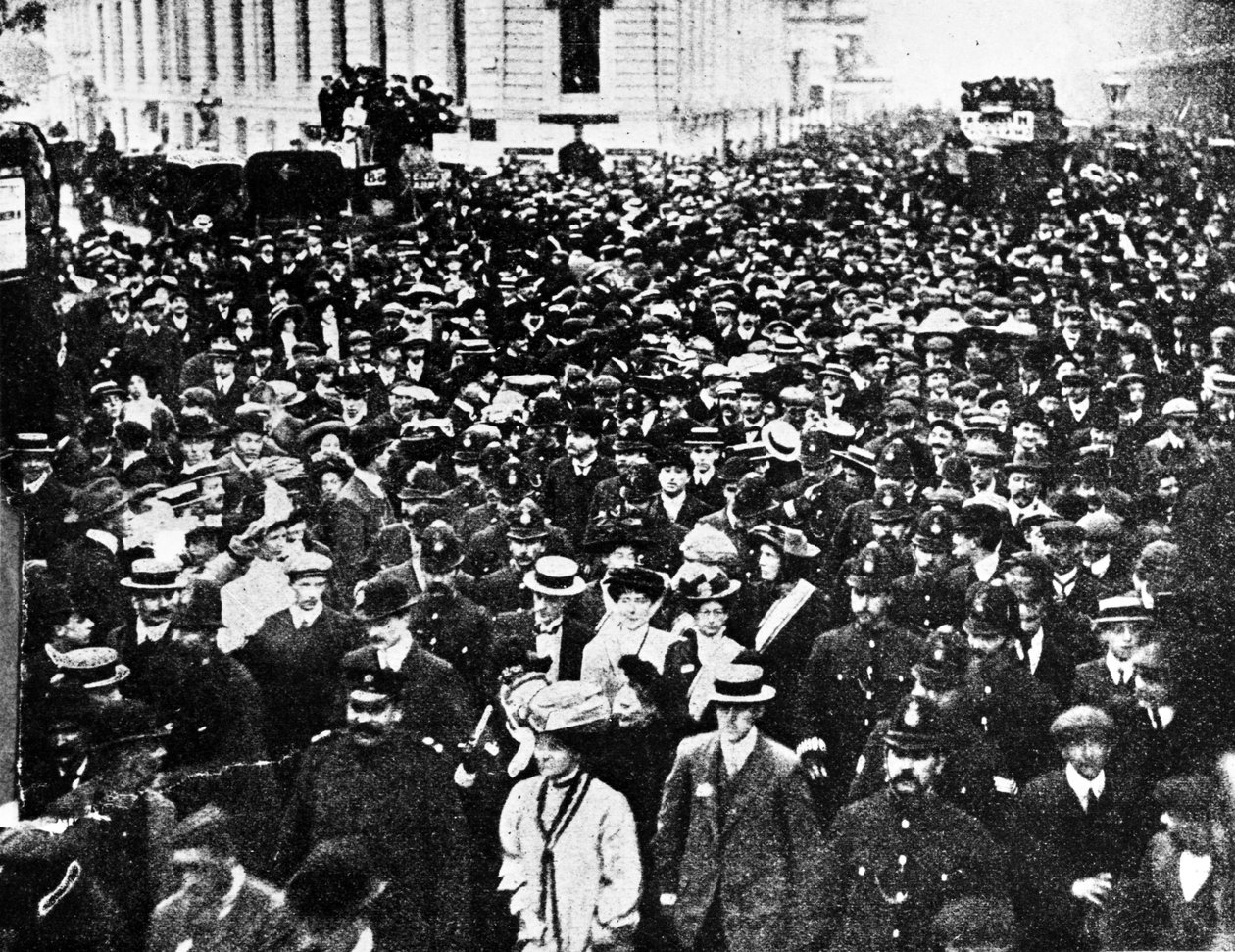 Mrs. Pankhurst führt die Deputation, ca. 1908 von English Photographer