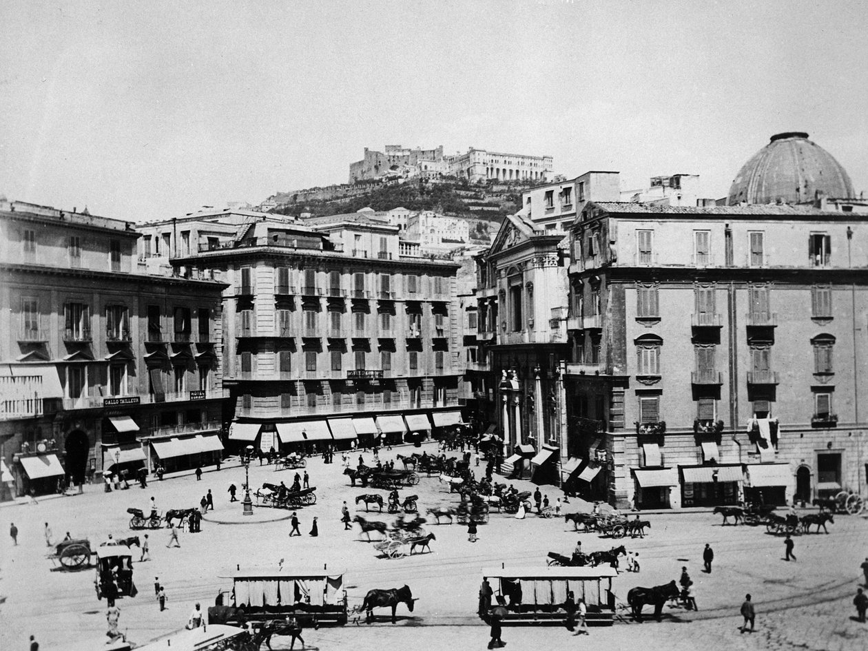 Neapel: Die Piazza San Fernando und das Castello Sant Elmo von English Photographer