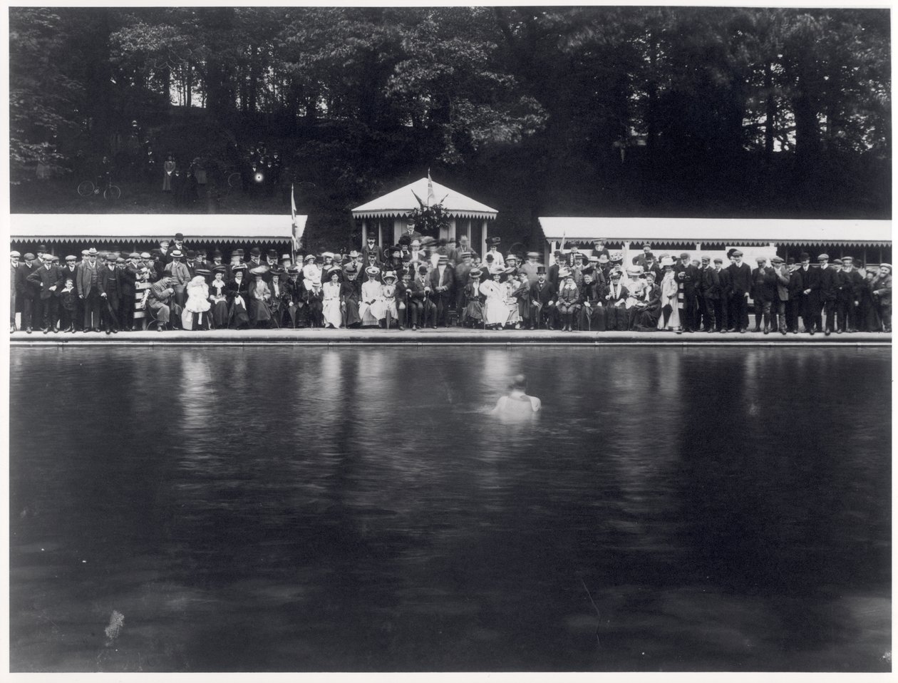 Offizielle Eröffnung des Freibads im Roundhay Park, Leeds, 29. Juli 1907 von English Photographer