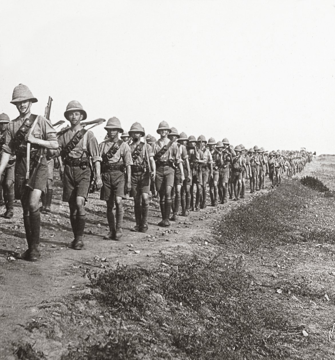 Auf dem langen Marsch durch die sengende Hitze in Bagdad, 1917 von English Photographer