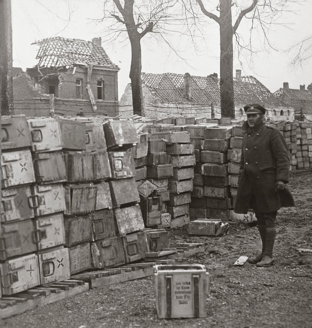 Unser schneller Vormarsch bei Cambrai zwang die Deutschen, große Mengen Munition zurückzulassen von English Photographer