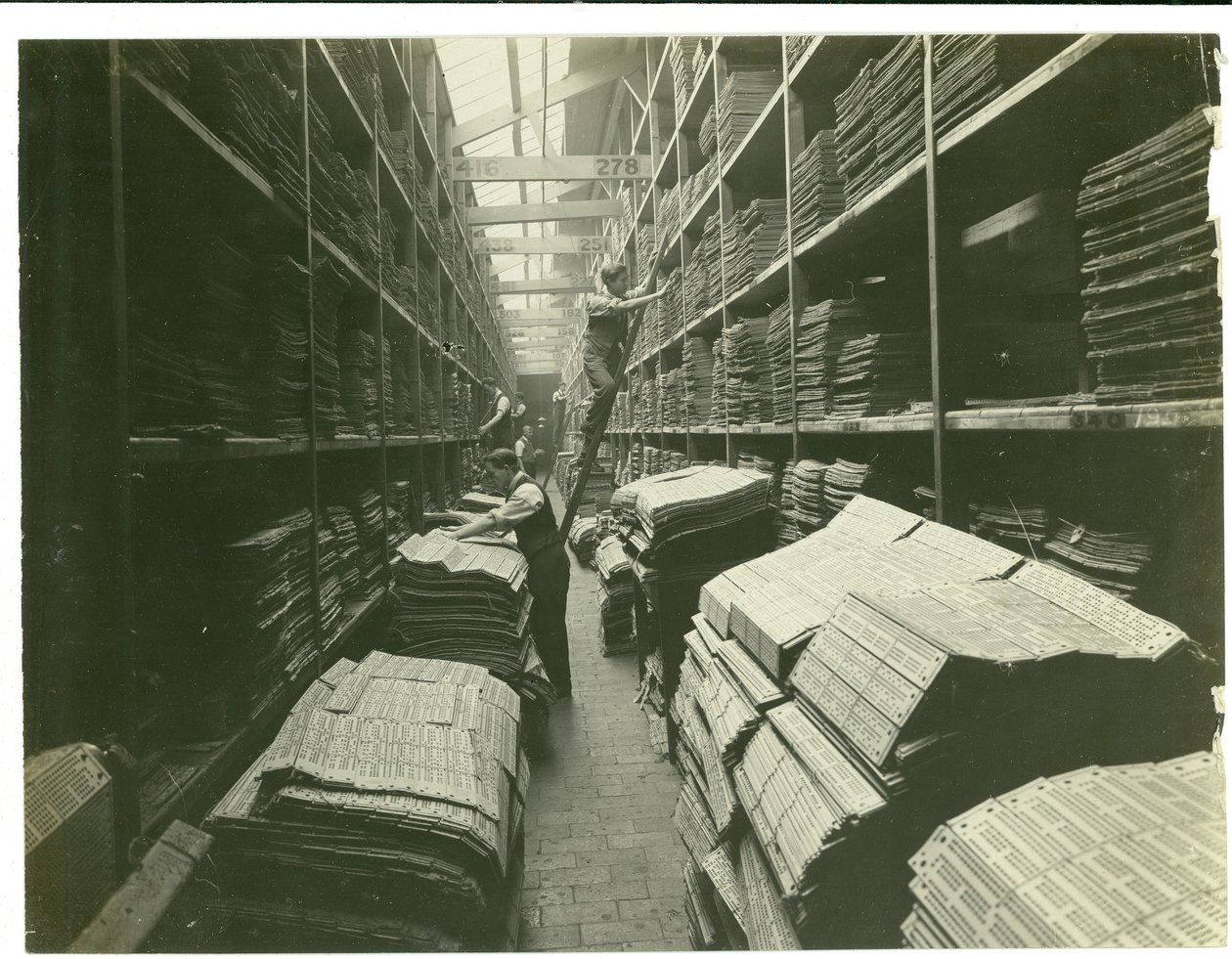 Teil des Jacquard-Kartenraums, Teppichfabrik, 1923 von English Photographer