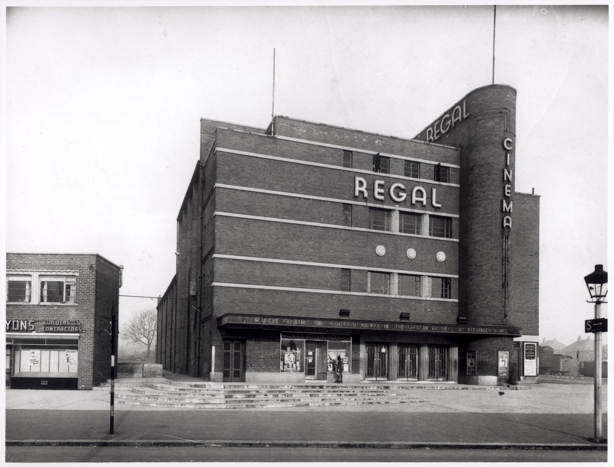 Regal Cinema an der Cross Gates Road, Leeds, 1943 von English Photographer