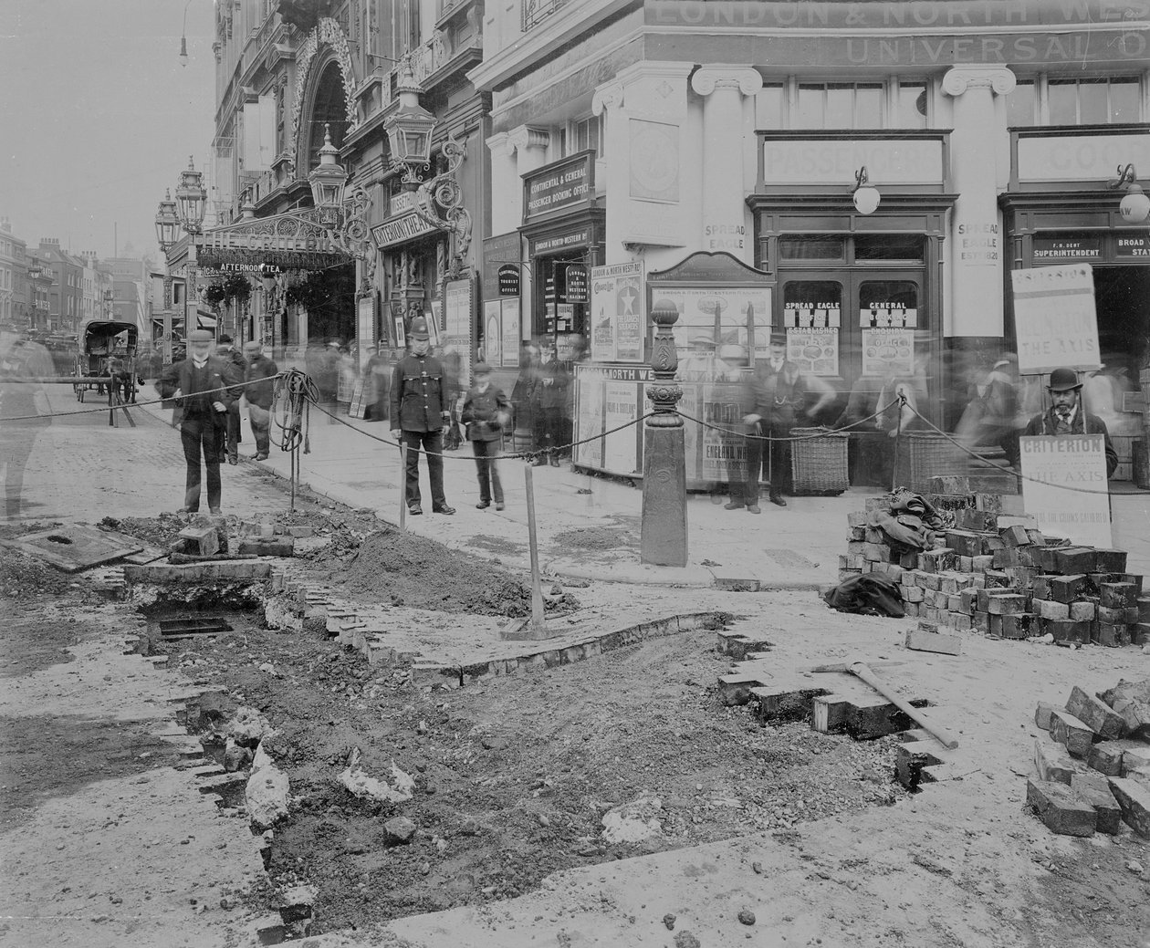 Entfernung der Pflastersteine vor dem Criterion Theatre von English Photographer