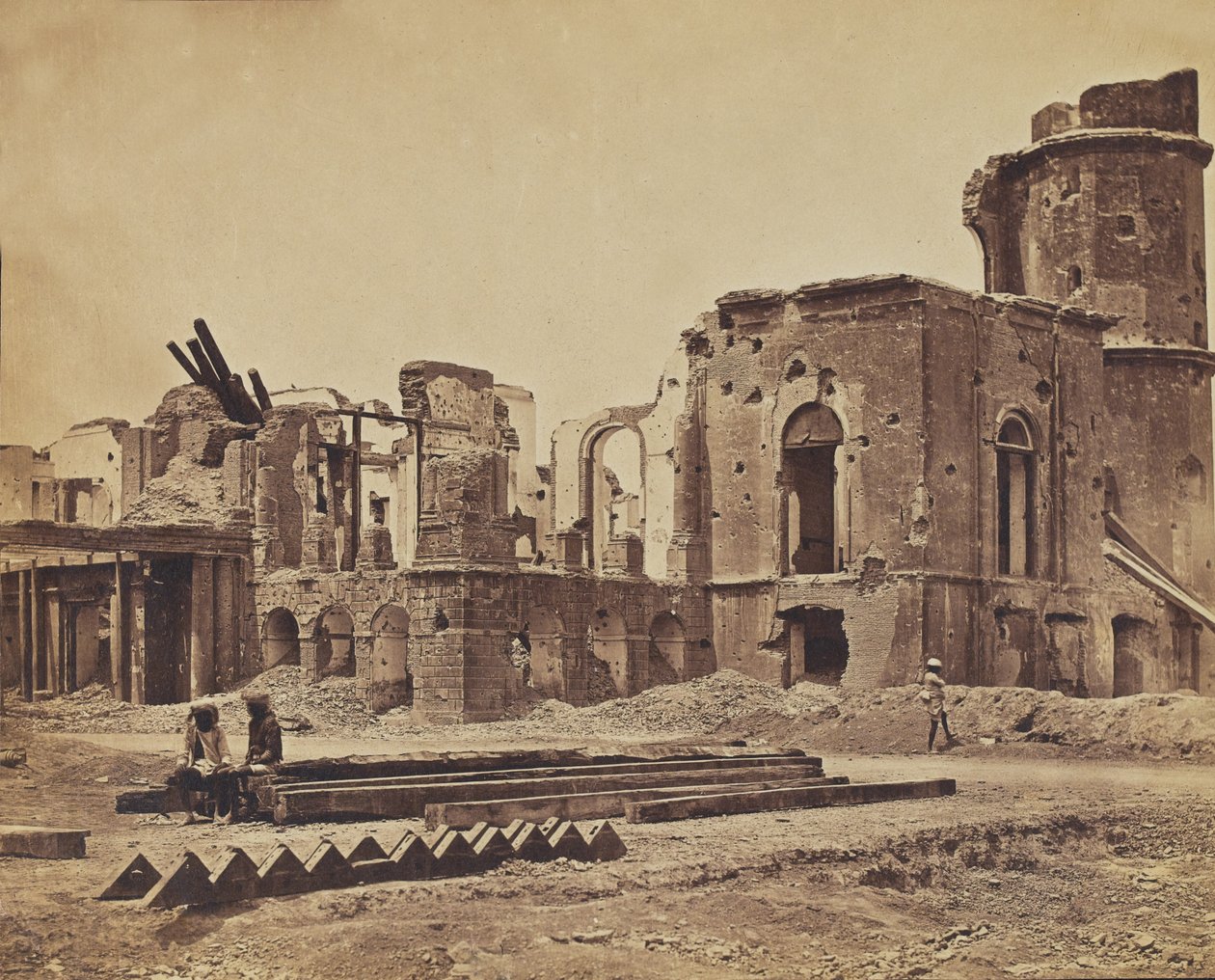 Zerstörter Palast, ca. 1858 (Sepia-Foto) von English Photographer