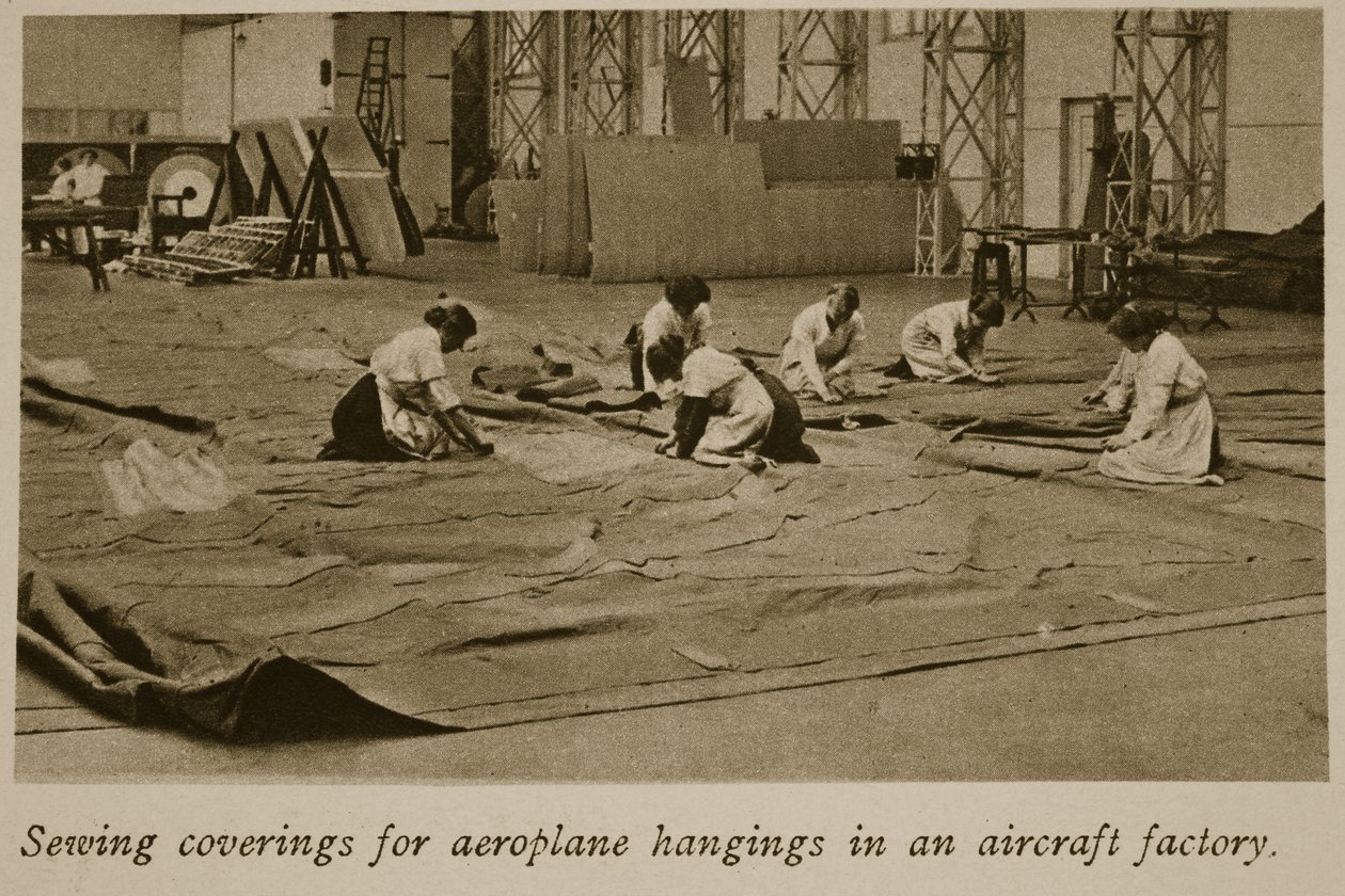 Nähen von Abdeckungen für Flugzeughallen in einer Flugzeugfabrik von English Photographer