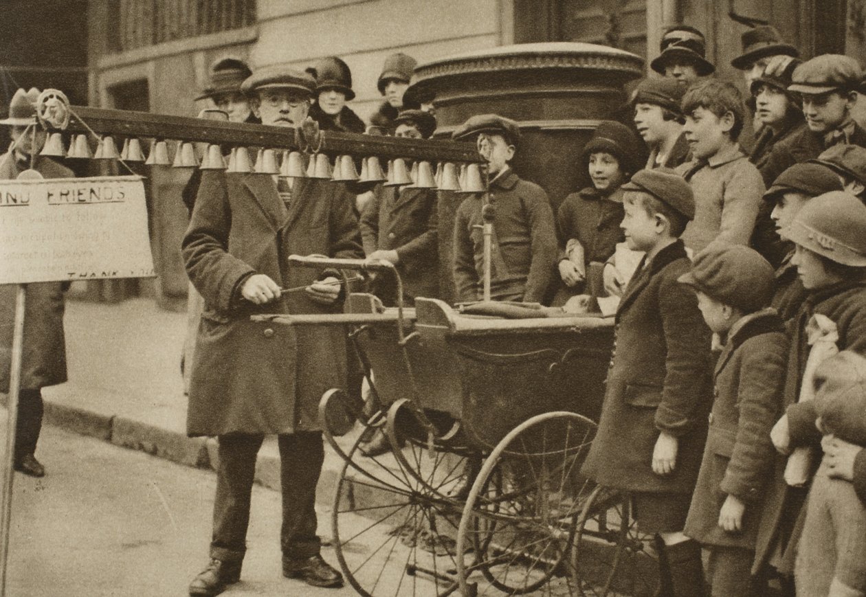 Straßenunterhaltung für Kinder: tragbare Glocken, London von English Photographer