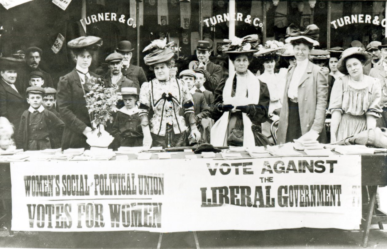 Suffragetten an einem Wahlkampfstand von English Photographer