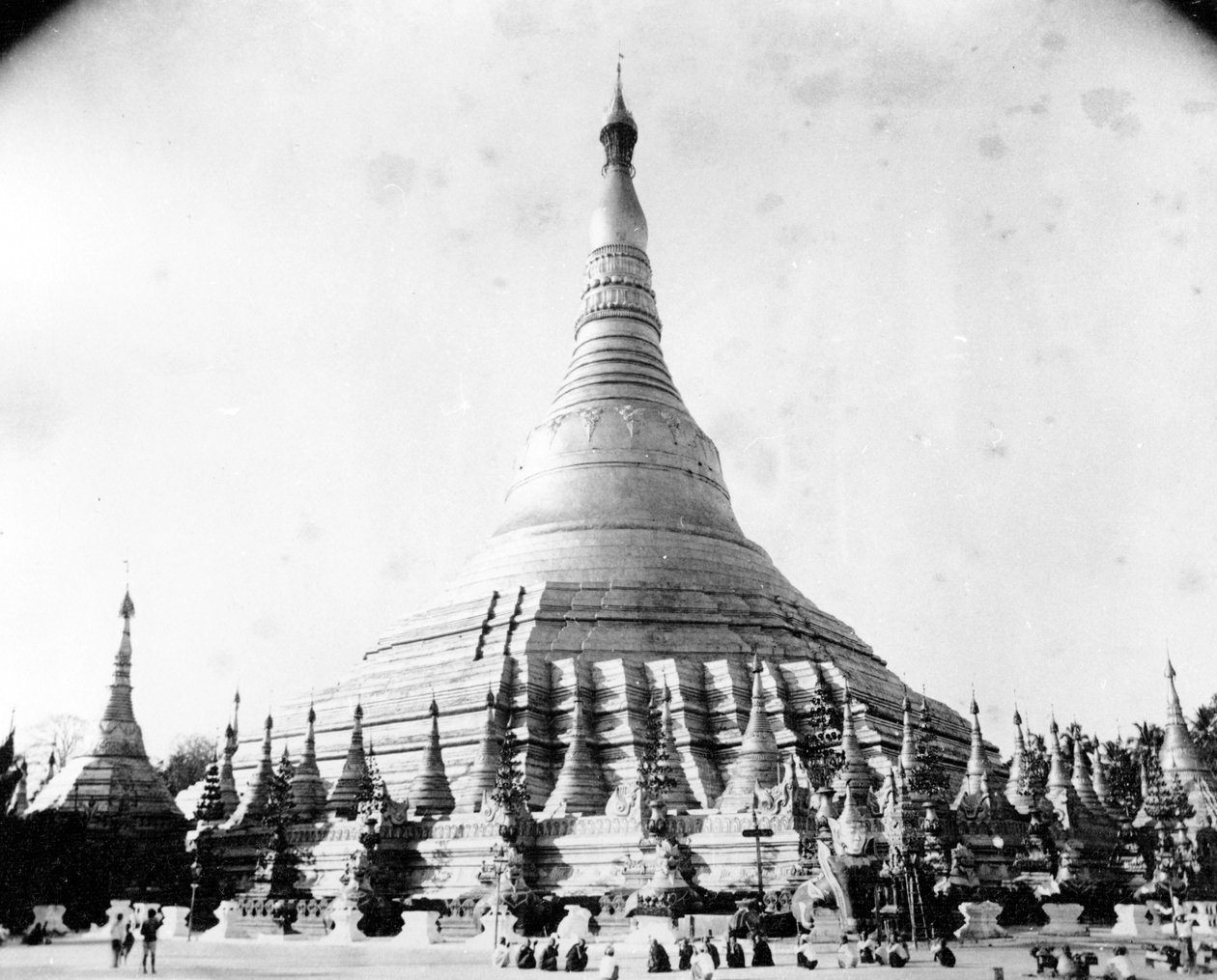 Die Shwedagon-Pagode in Rangun von English Photographer