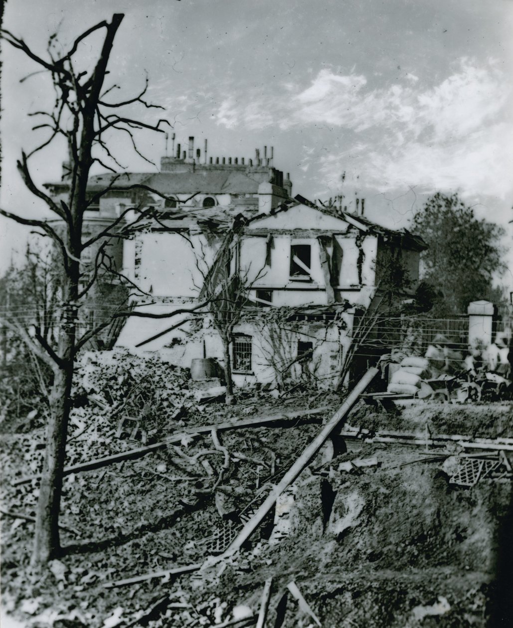 Die Explosion am Regents Canal; Residenz des Parkwächters nach der Explosion von English Photographer