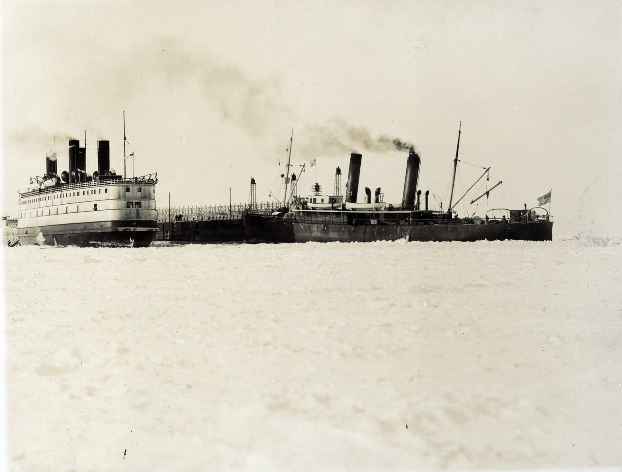 Der eisbrechende Zugfähren-Dampfer SS Baikal, Baikalsee von English Photographer