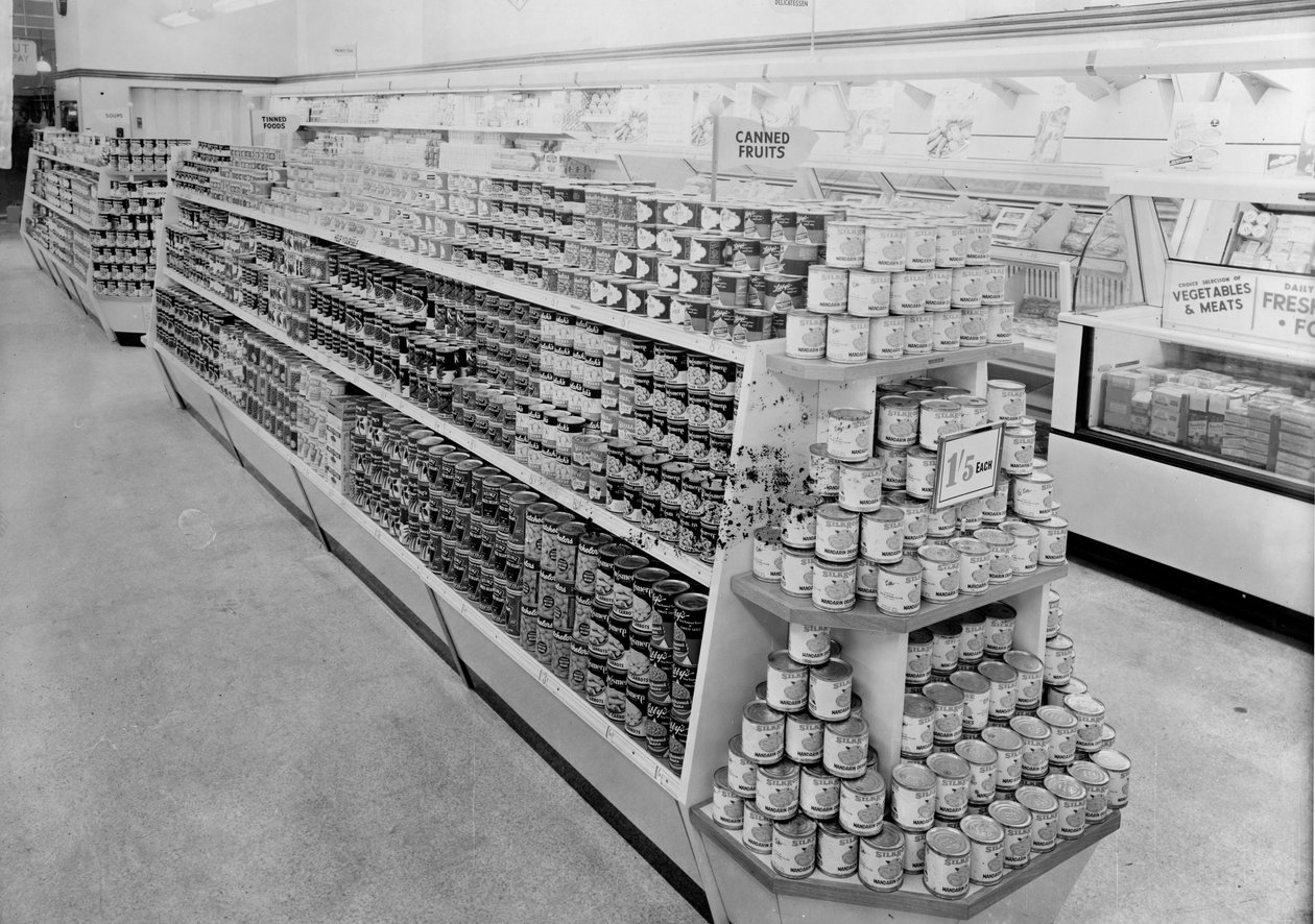 Konservendosen-Gang, Woolworths Laden, 1956 von English Photographer