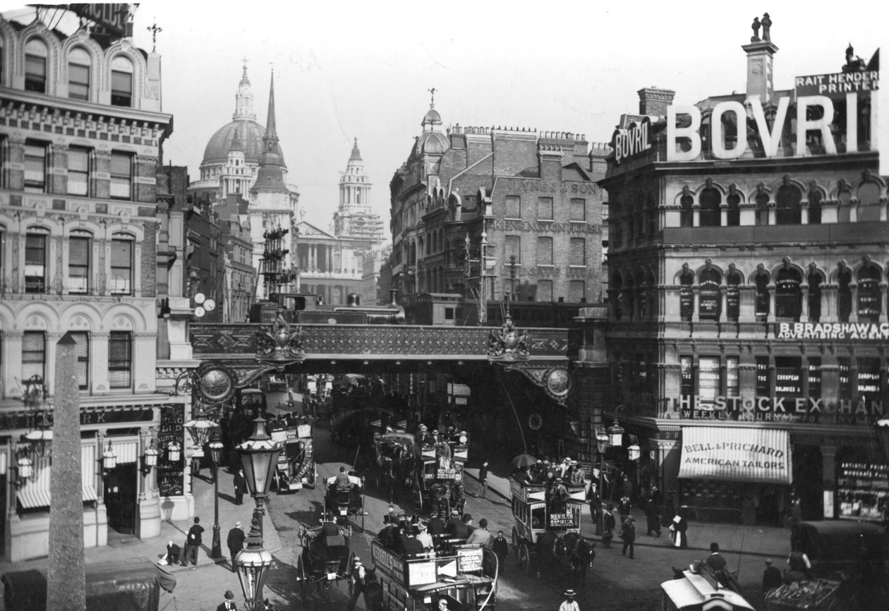 Blick auf den Ludgate Circus, mit der St. Pauls-Kathedrale im Hintergrund von English Photographer