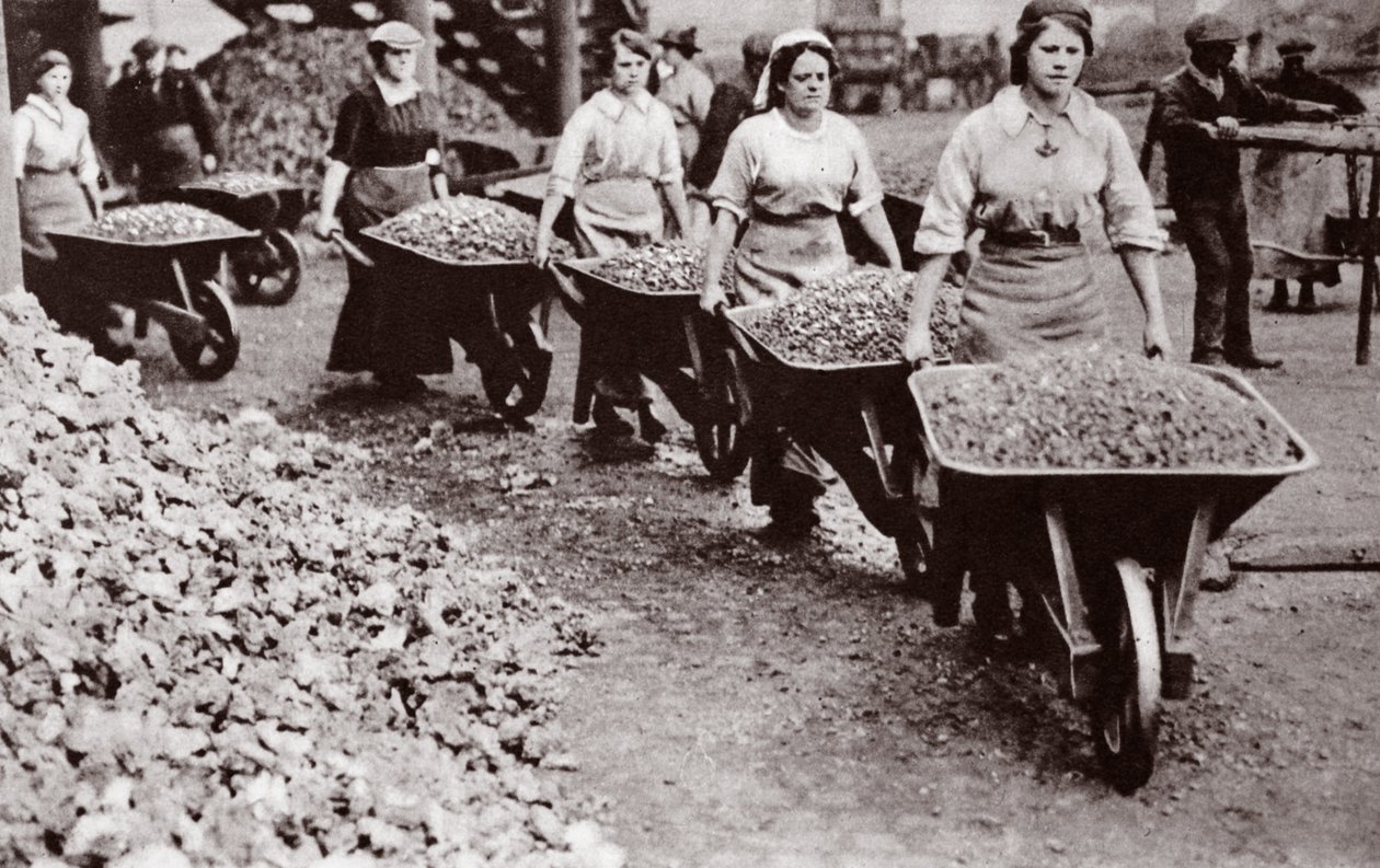Frauen bei der Arbeit während des Ersten Weltkriegs von English Photographer